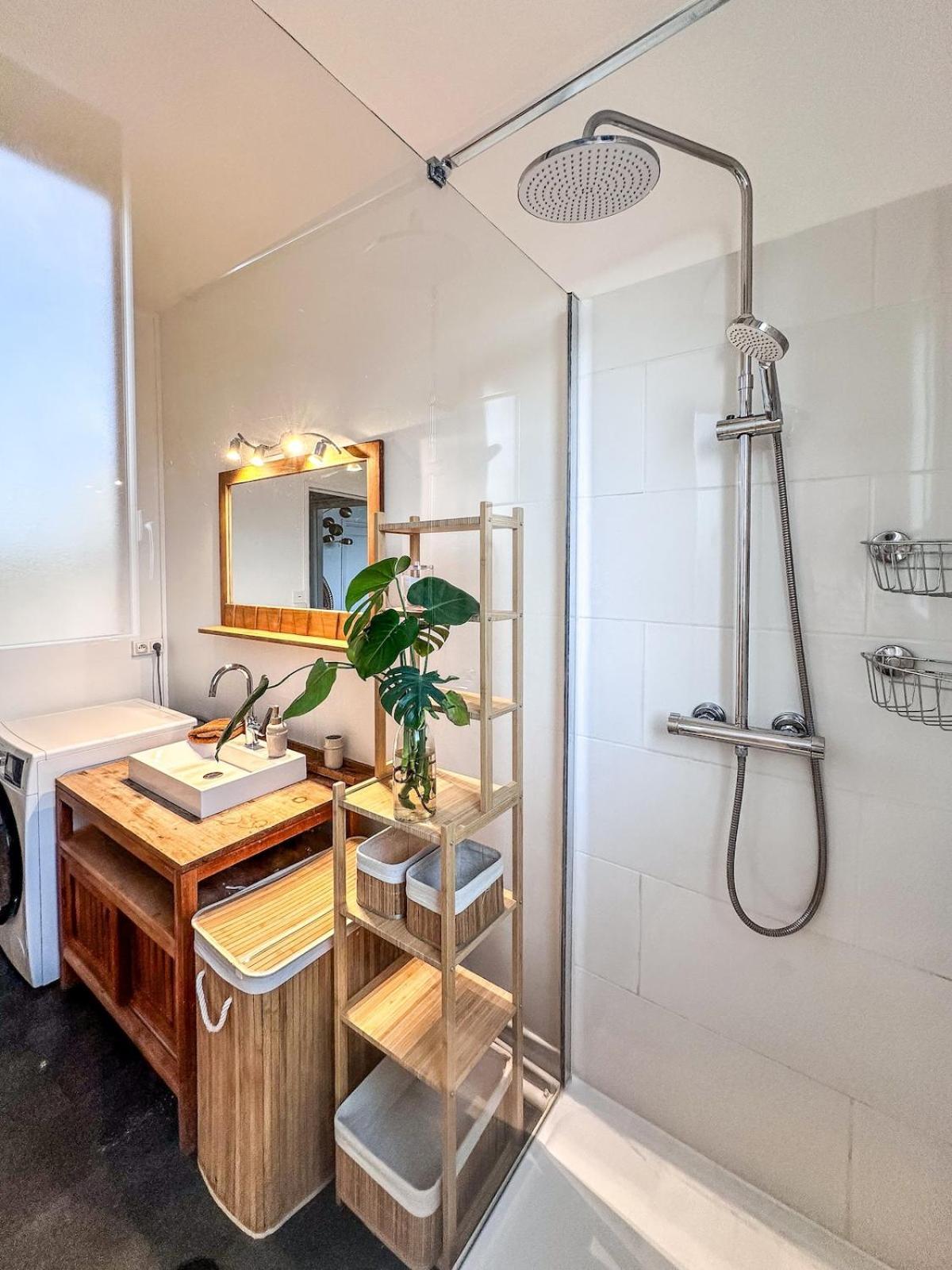 Parisian Nest - Panoramic Views - Free Parking Apartment